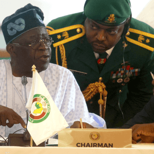 رئيس إيكواس تينوبو (يسار) ومشاورات جانبية خلال قمة طارئة