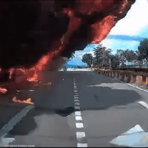 مقتل 10 أشخاص إثر تحطم طائرة على طريق سريع بماليزيا