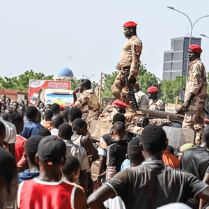 الجيش أعلن عن عزمه إجراء حوار وطني