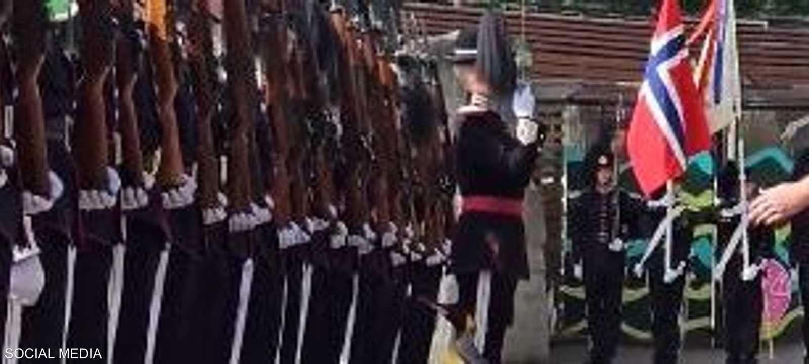 البطريق يستعرض حرس الشرف