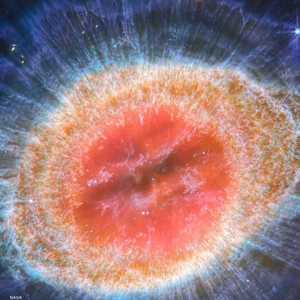 السديم الحلقي يشبه حلوى الدونات كما التقطها "جيمس ويب"