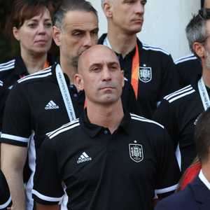 المطالب تتعالى بإقالة روبياليس (وسط)