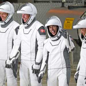 تقود المهمة ياسمين مقبلي، طيارة من البحرية الأميركية