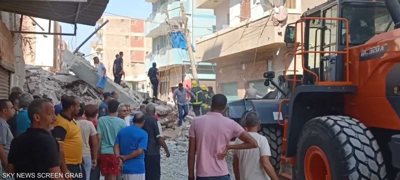 انهيار عقار في مصر يودي بحياة أشخاص ويصيب آخرين