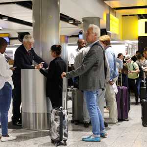 ألغت السلطات مئات الرحلات الجوية أو أجلتها