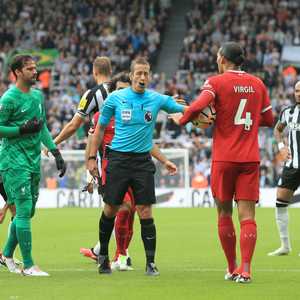 تلقى قائد ليفربول فان دايك بطاقة حمراء مباشرة