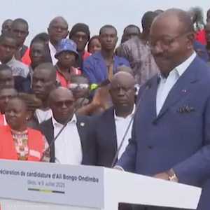 العسكريون ينهون حكما استمر عقودا لعائلة بونغو بالغابون