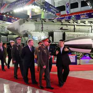 شيوغو مع كيم جونغ أون في كوريا الشمالية أواخر يوليو الماضي.