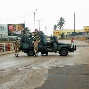 عناصر من الجيش في وسط ليبرفيل بعيد إعلان الانقلاب