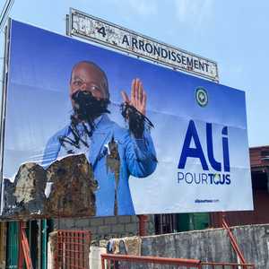 لوحة إعلانات ترويجية لرئيس الغابون وقد طالها التخريب