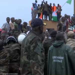 تصاعد وتيرة الاحتجاجات في محيط القاعدة العسكرية الفرنسية