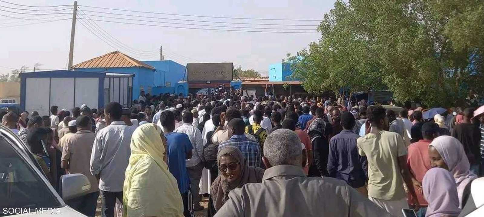 طابور لاستخراج جوازات السفر في بورتسودان