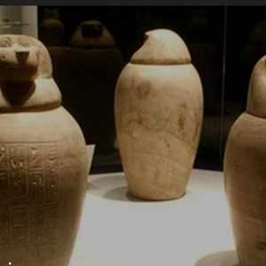 الأواني هي لسيدة تدعى سينيتناي كانت تعمل مرضعة لدى الفرعون