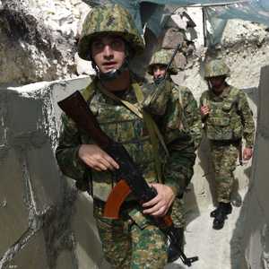 عناصر من القوات الأرمينية على الحدود مع أذربيجان