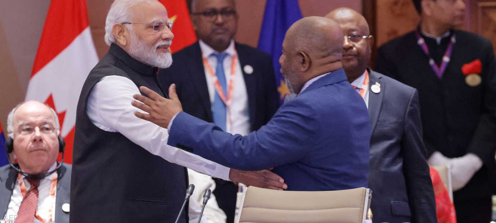 رئيس الوزراء الهندي يصافح غزالي عثماني رئيس الاتحاد الأفريقي