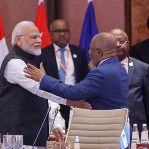رئيس الوزراء الهندي يصافح غزالي عثماني رئيس الاتحاد الأفريقي