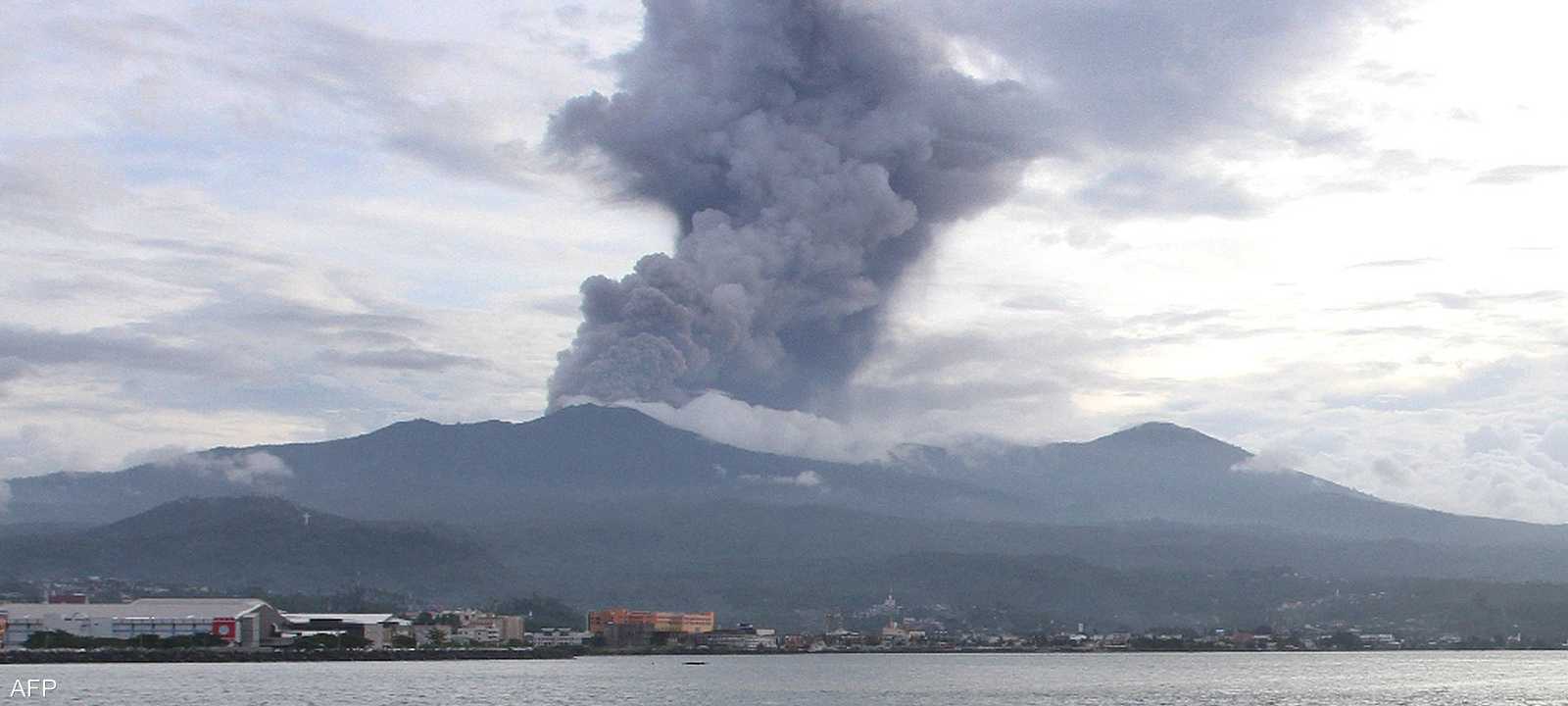 ثوران سابق لبركان سوبوتان في شبه الجزيرة الإندونيسية