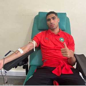 أشرف حكيمي يتبرع بالدم