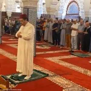 مغاربة يؤدون صلاة الغائب على أرواح ضحايا الزلزال في الرباط.