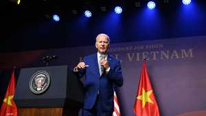 الرئيس الأميركي جو بايدن في زيارته إلى فيتنام