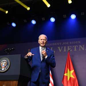 الرئيس الأميركي جو بايدن في زيارته إلى فيتنام