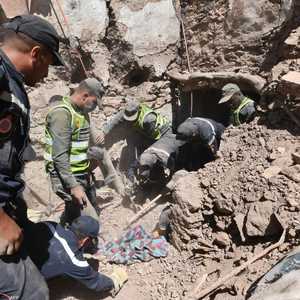 فرق الإنقاذ تحاول العثور على ناجين من الزلزال في المغرب