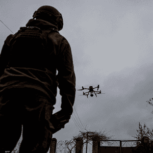 أرشيفية لعنصر أوكراني يطلق طائرة مسيرة