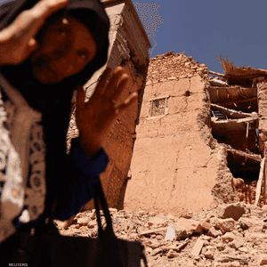 سيدة مغربية تقف على أطلال منزلها المهدم جراء الزلزال