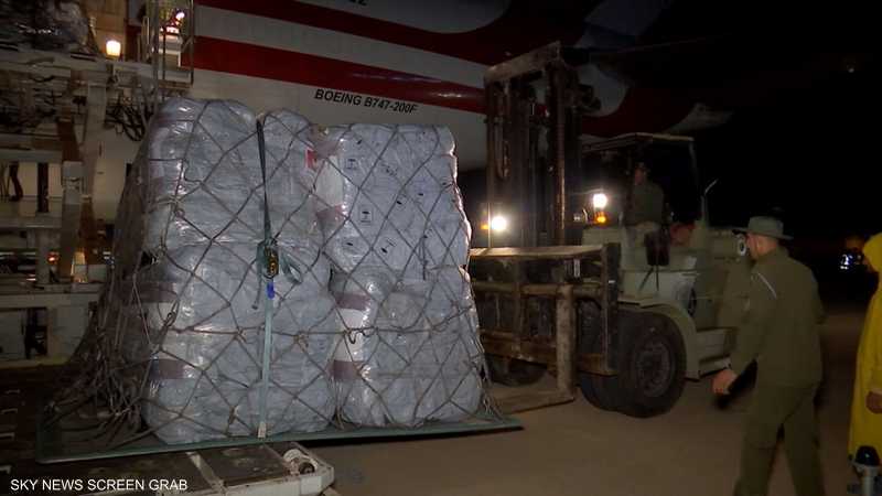 وصول طائرة مساعدات إماراتية إلى بنغازي لمساعدة المتضررين
