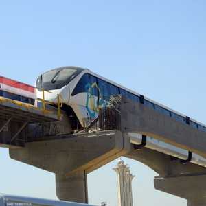 قطار مونوريل القاهرة يسير على أعمدة من الصلب والخرسانة