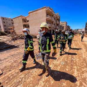 فرق إنقاذ من الجيش المصري في مدينة درنة