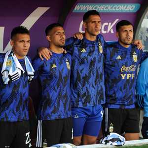 ميسي ظهر بملابس مختلفة عن زملائه اللاعبين