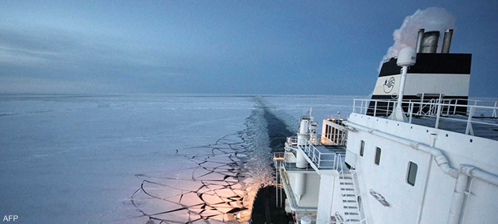 ناقلة غاز طبيعي تبحر عبر القطب الشمالي - أرشييفية