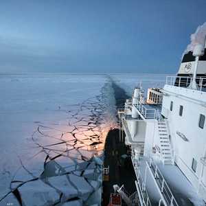 ناقلة غاز طبيعي تبحر عبر القطب الشمالي - أرشييفية