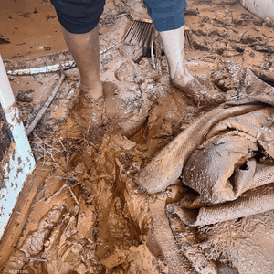 أحد البيوت وقد امتلأ بالطين عقب الفيضانات الكارثية