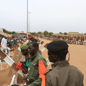 قوات نيجرية أمام السفارة الفرنسية وأداء صلاة الجمعة