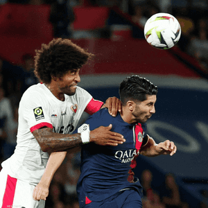 دانتي ومناوشة كروية مع كارلوس سولير لاعب باريس سان جيرمان