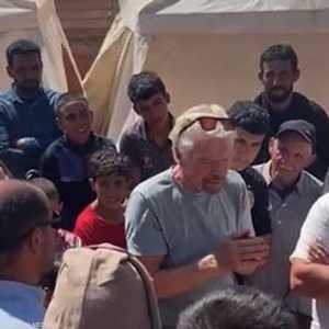 برانسون يزور ضحايا الزلزال