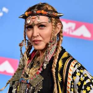 ارتدت مادونا، حينها، لباسا تقليديا مغربيا وحليا أمازيغية