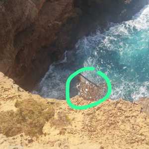 استغاثة لانتشال جثماني طفل ورجل من ضحايا درنة