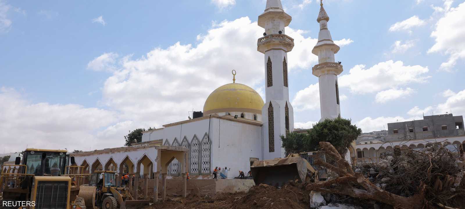 جانب من عملية إزالة الركام أمام مسجد في درنة