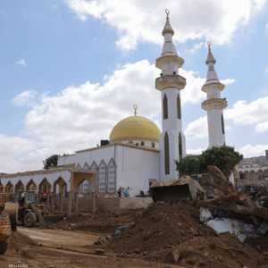 جانب من عملية إزالة الركام أمام مسجد في درنة
