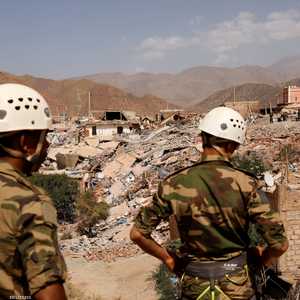 عسكريون مغاربة أمام الدمار بقرية طلعت يعقوب من جراء الزلزال