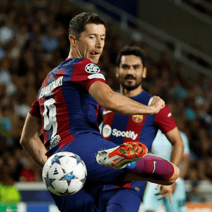 ليفاندوفسكي ولقطة خلال المباراة