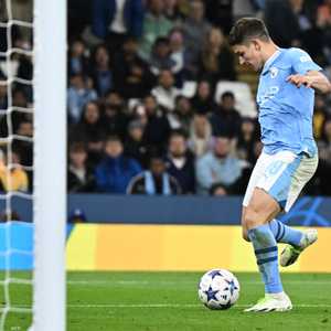 ألفاريز أحرز ثنائية لسيتي في المباراة