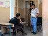 طالب يقدم امتحانا في إحدى المدارس العراقية