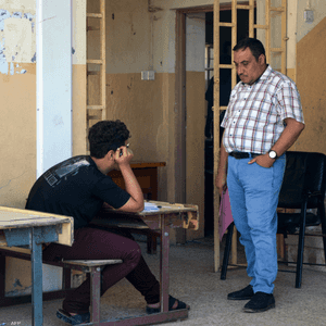 طالب يقدم امتحانا في إحدى المدارس العراقية