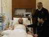قديروف (يمين) يظهر إلى جانب شخص في المستشفى