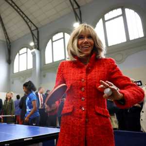 مباراة بينغ بونغ بين ملكة بريطانيا وزوجة ماكرون