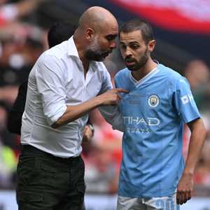 سيلفا ومدربه غوارديولا